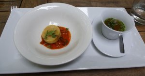 Eierschwammerl im Paprikarahm mit Briocheknödel & Majoran / Gemüsebouillon mit Wurzeln, Tripmadam und Beinwell Eierschwammerl im Paprikarahm mit Briocheknödel & Majoran (links), Gemüsebouillon mit Wurzeln, Tripmadam und Beinwell (rechts)