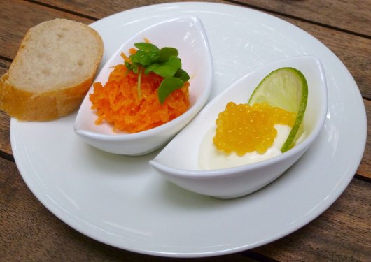 Marinierte Zuckerkarotte (links) und Saiblingskaviar mit Limettenschaum (rechts)