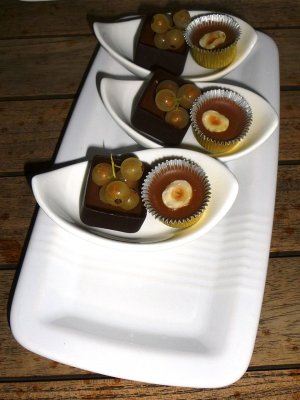 Petits fours Petits fours mit weißen Ribiseln und halber Haselnuß