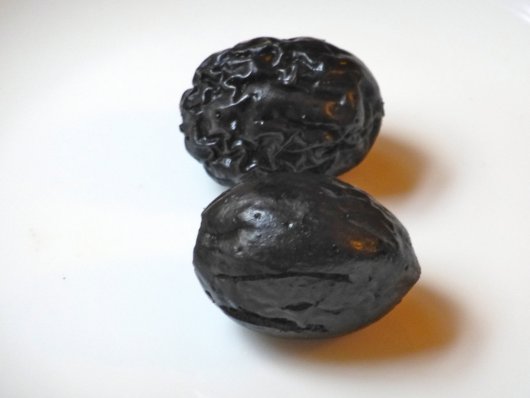 Zwei schwarze Nüsse: Oben sous-vide von heuer, unten traditionell vom letzten Jahr