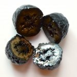 Aufgeschnittene schwarze Nüsse: Oben sous-vide von heuer, unten traditionell vom letzten Jahr