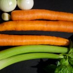 Zwiebeln, Karotten, Sellerie und Knoblauch