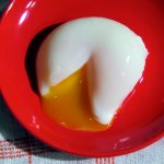 Geschältes Ei, 13+1 Minuten bei 75 °C gegart, mit ausrinnendem Dotter