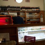 Bar und Vitrine in der "Weinschenke"