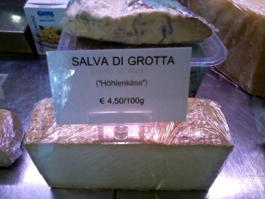 "Salva di grotta"-Käse in der Vitrine von La Pasteria