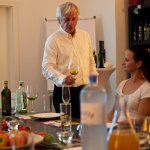 Amadeus Löw schwenkt Olivenöl im Weinglas
