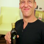 Erwin Haas mit seinem gewonnenen Olivenöl