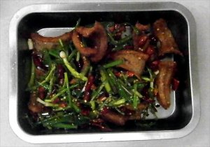 Frittierte Schlange Frittierte Schlange mit Frühlingszwiebeln