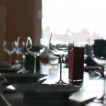 Festlich gedeckter Tisch mit Weingläsern und Menükarten