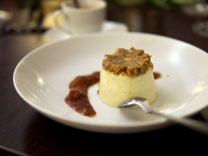 Panna cotta mit Haselnuß-Olivenöl-Krokant Panna cotta mit Haselnuß-Olivenöl-Krokant