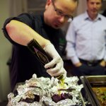 Wolfgang Krivanec begießt gebratene rote Rüben mit Olivenöl