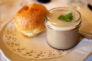 Jiddischer Hühnerleberaufstrich Jiddischer Hühnerleberaufstrich mit Brioche