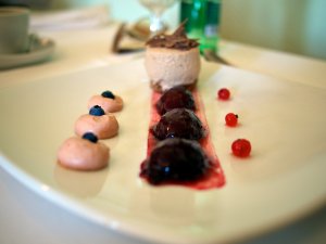 Nougatmousse mit eingelegten Zwetschken Nougatmousse mit eingelegten Zwetschken