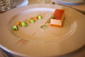 Spinat-Paradeiser-Creme Paradeiser-"Cremeschnitte" mit Spinatpüree