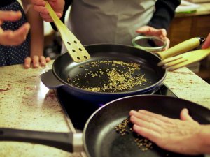 Gewürze rösten Verschiedene Gewürze werden in der Pfanne trocken geröstet
