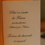 Menükarte "Pâté en croûte de Faisan mit kandierten Schwarzen Nüssen / Terrine de chevreuil et canard"
