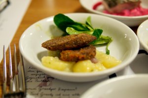 Gebackene Blutwurst auf lauwarmem Erdäpfel-Vogerlsalat Gebackene Blutwurst auf lauwarmem Erdäpfel-Vogerlsalat