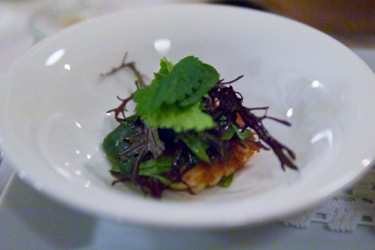 Knuspriges Basilikumrisotto mit kleinem Herbstsalat und Taubnessel