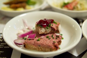Knuspriges Schwarzbrot mit Geflügelleberaufstrich Knuspriges Schwarzbrot mit Geflügelleberaufstrich