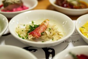 Schafkäse im Speckmantel auf Krautsalat mit Kernölmarinade Schafkäse im Speckmantel auf Krautsalat mit Kernölmarinade