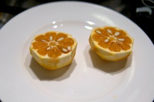 Aufgeschnittene Pomeranze ohne Schale Aufgeschnittene Pomeranze ohne Schale