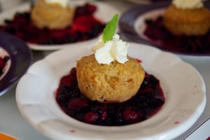 Besoffener Kapuziner Besoffener Kapuziner mit marinierten Waldbeeren und Schlagobers