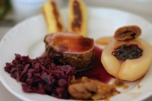 Reh mit Rotweinglace Reh mit Blaukraut, glasierten Maroni, Portweinbirnen und Kroketten