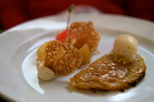 Apfel-Blätterteig-Tarte, Buchweizeneis, Mandelmousse