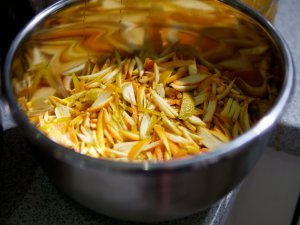 Pomeranzenschalen gestiftelt Fein gestiftelte Pomeranzenschalen