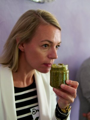 Alexandra Palla riecht an Jürgen Liechteneckers Curry-Pulver Alexandra Palla riecht an Jürgen Liechteneckers Curry-Pulver