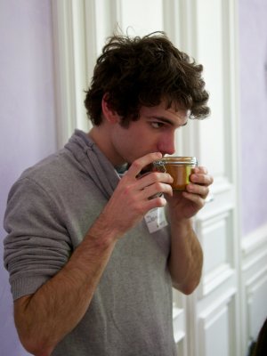 Ein Foodie riecht am Curry-Pulver Ein Foodie riecht am Curry-Pulver