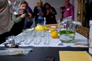 Foodies photographieren die Vorbereitungen zum Zitrus-Workshop Foodies photographieren bei den Vorbereitungen zum Zitrus-Workshop