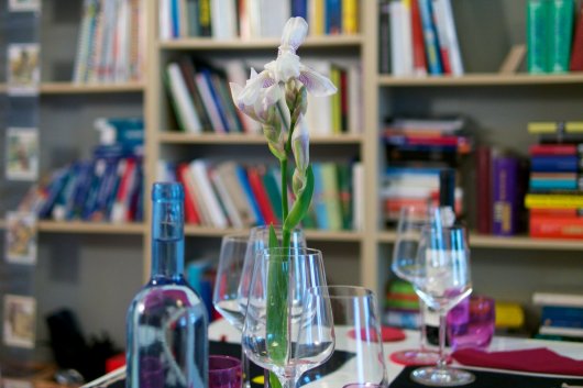Gedeckter Tisch mit einer einzelnen Iris