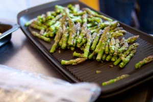 Grüner Spargel auf der Grillplatte Grüner Spargel auf der Grillplatte