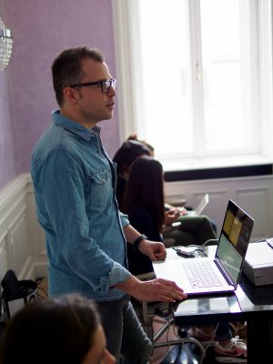 Jürgen Liechtenecker mit Laptop Jürgen Liechtenecker mit Laptop