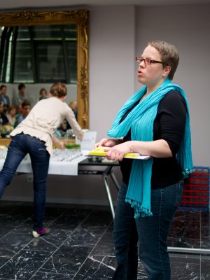 Katharina Seiser bei den Vorbereitungen für den Zitrusvortrag Katharina Seiser bei den Vorbereitungen für den Zitrusvortrag