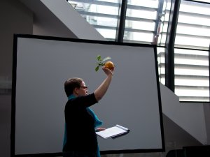 Katharina Seiser mit Zedratzitrone Katharina Seiser mit Zedratzitrone