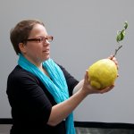 Katharina Seiser präsentiert eine Riesenzitrone