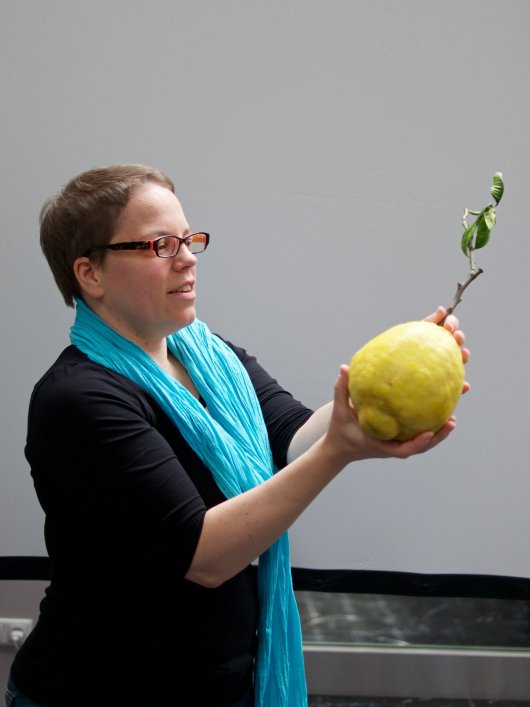 Katharina Seiser präsentiert eine Riesenzitrone