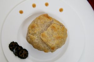 Rindspastete mit schwarzen Nüssen und Sauce Cumberland Rindspastete mit schwarzen Nüssen und Sauce Cumberland