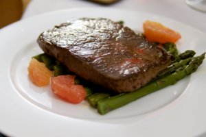 Steak mit grünem Spargel und Grapefruit-Filets Steak mit Kaffeebutter, Spargel und Grapefruit