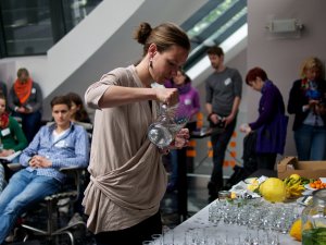 Theres Rathmanner schenkt Limettenwasser ein Theres Rathmanner schenkt Limettenwasser ein