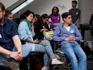 Warten auf den Zitrus-Workshop Das Publikum wartet auf den Beginn des Zitrus-Workshop