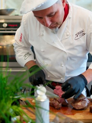 Franz Stolz schneidet Sous-vide-Steaks auf Franz Stolz schneidet Sous-vide-Steaks auf