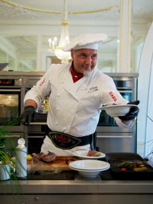 Franz Stolz serviert Franz Stolz serviert