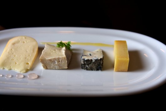 Käseteller: Fromage du Curé, Brie affiné, Petit bleu, Abondance mit Fliederblütengelée