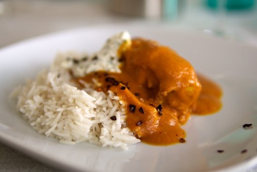 Hendlbrust mit Currysauce, Reis und Minznockerl