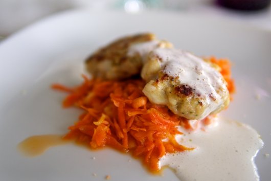Kabeljaulaibchen mit Orangenkarottensalat und Mandelespuma