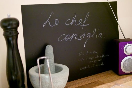 Ein Schild "Lo chef consiglia"