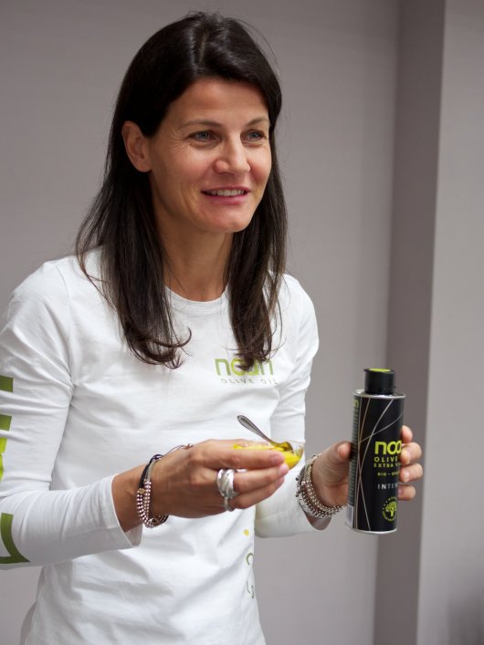 Margit Schweger mit einer Flasche Noan-Olivenöl